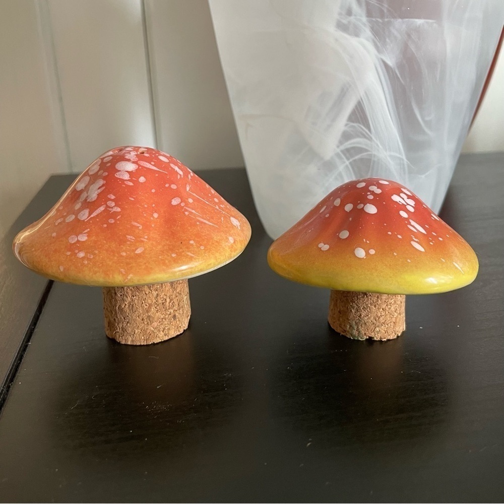 $10 SALE Mushroom Salt & Pepper Shaker Set Ceramic Vintage Retro Collectible - Picture 5 of 5